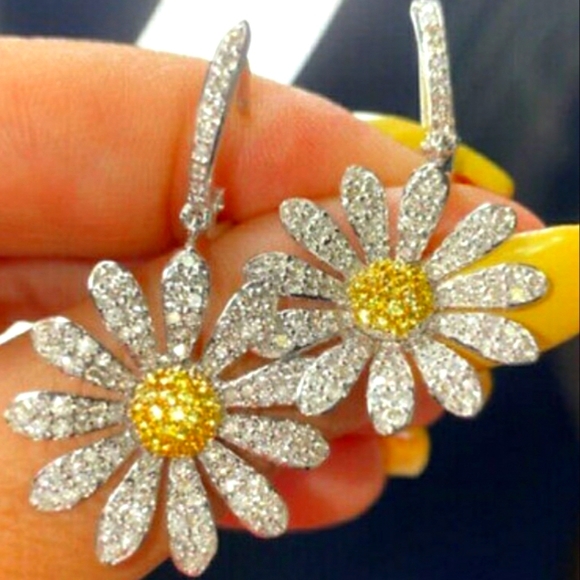 Jewelry - Daisy bling earrings